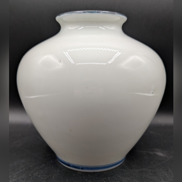 Vintage Japanese Blue & White Hand Painted Floral Tobe Vase, Black Rim - Picture 3 of 12